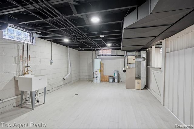 21407 Pallister Street, Saint Clair Shores, MI 48080