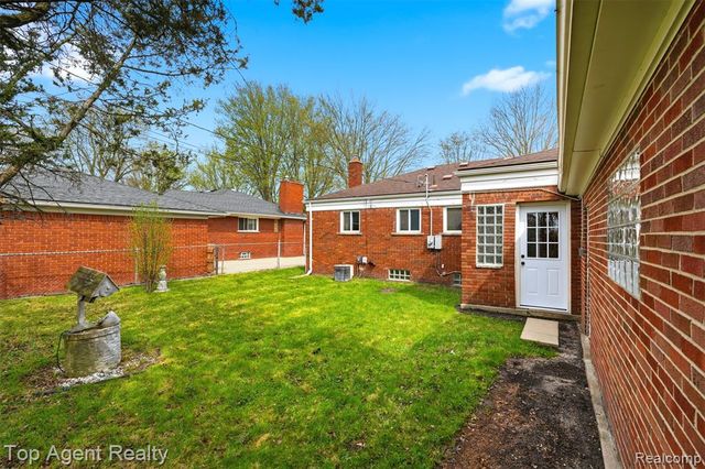 21407 Pallister Street, Saint Clair Shores, MI 48080