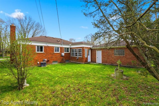 21407 Pallister Street, Saint Clair Shores, MI 48080