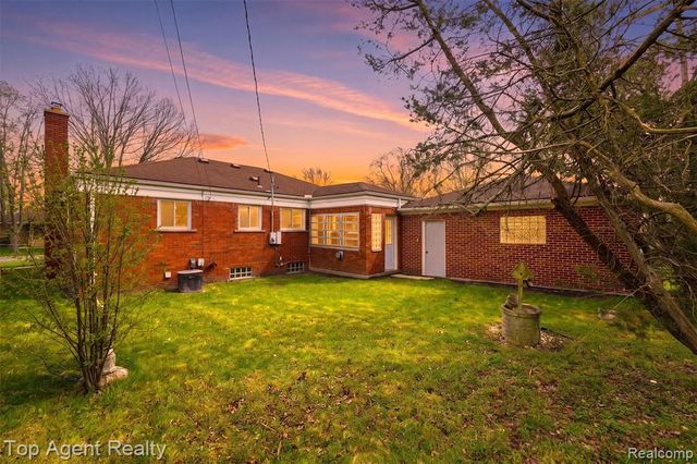 21407 Pallister Street, Saint Clair Shores, MI 48080