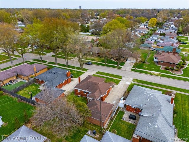21407 Pallister Street, Saint Clair Shores, MI 48080
