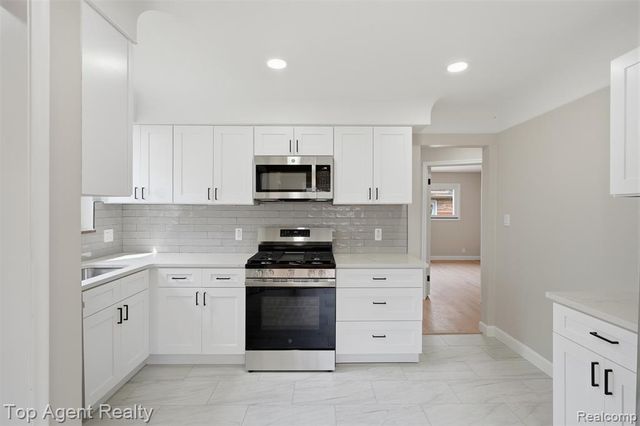 21407 Pallister Street, Saint Clair Shores, MI 48080