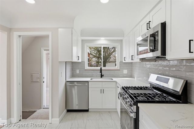 21407 Pallister Street, Saint Clair Shores, MI 48080
