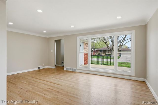 21407 Pallister Street, Saint Clair Shores, MI 48080