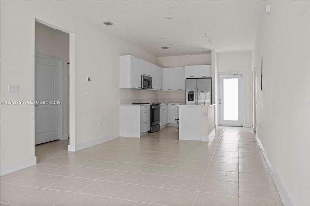 8001 NW 41st Street F-106, Doral, FL 33166