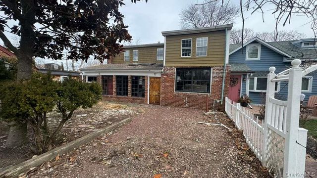 17 Jade Street, Oakdale, NY 11769