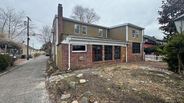 17 Jade Street, Oakdale, NY 11769