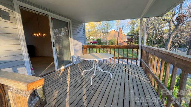 1018 Farmfield Lane, Charlotte, NC 28213