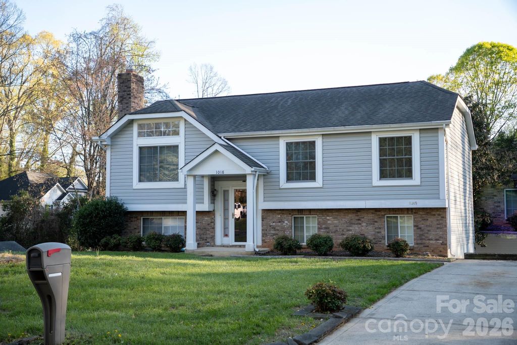 1018 Farmfield Lane, Charlotte, NC 28213