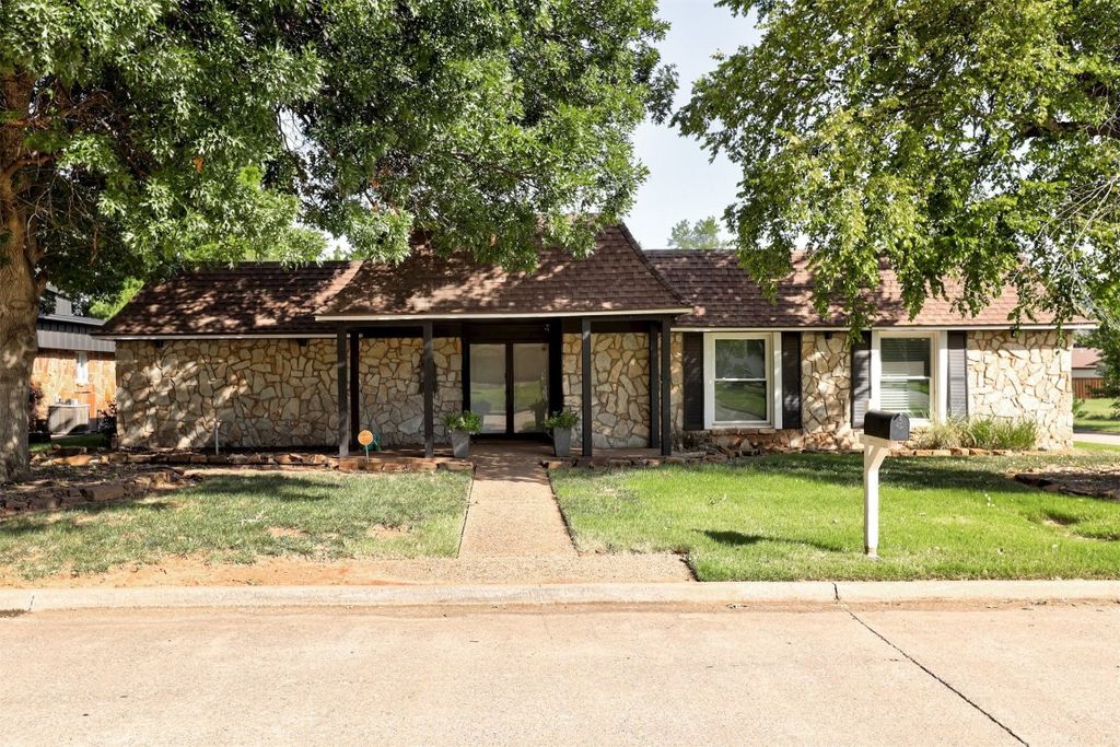 8917 N Kensington Road, Oklahoma City, OK 73132