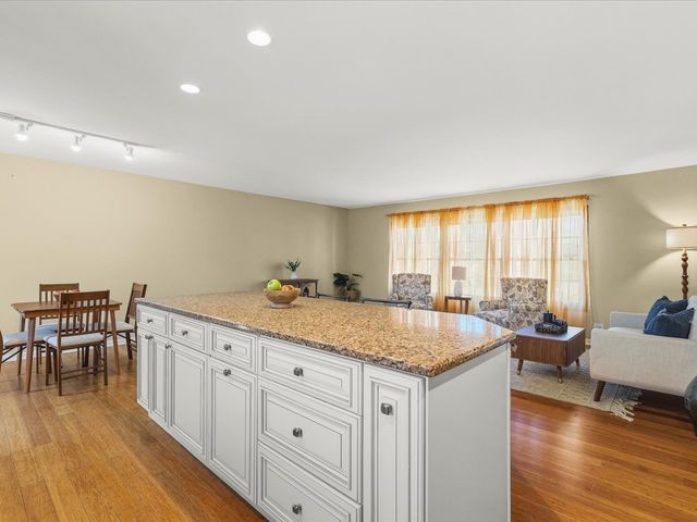 545 Andrew Lane, Lake Zurich, IL 60047