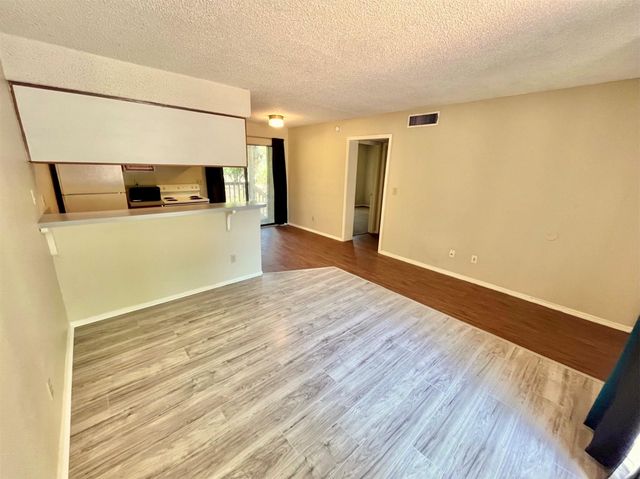 112 Hillside CV B, Elgin, TX 78621