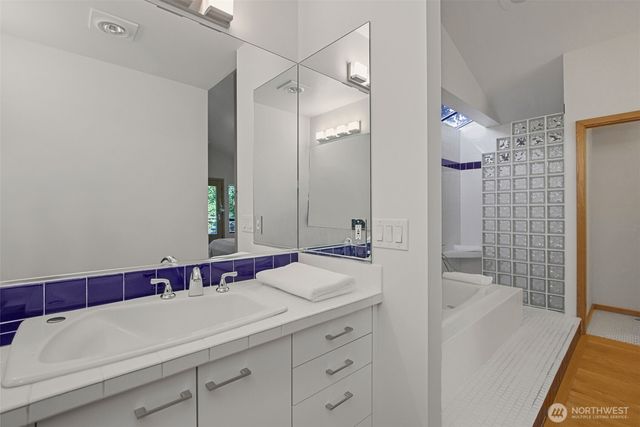 26530 Lake Fenwick Road S, Kent, WA 98032