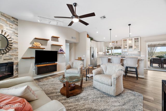 814 E Desert Glen Drive, Oro Valley, AZ 85755