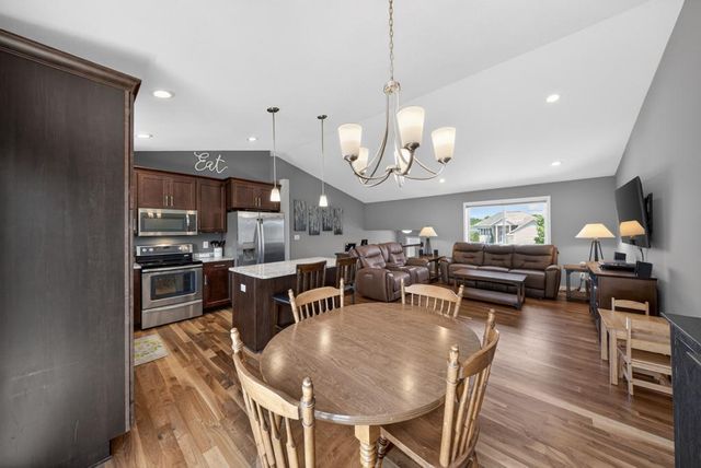 810 8th Avenue SW, Pine Island, MN 55963