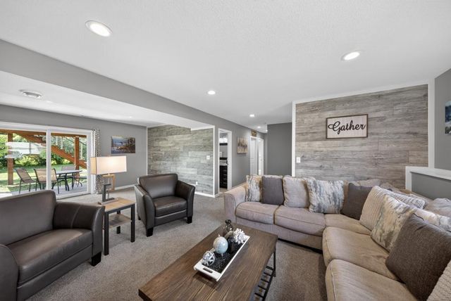810 8th Avenue SW, Pine Island, MN 55963