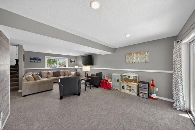 810 8th Avenue SW, Pine Island, MN 55963