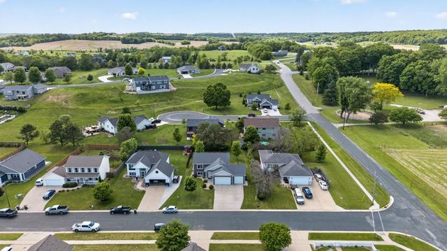 810 8th Avenue SW, Pine Island, MN 55963