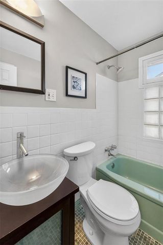 2405 W 75th Place, Prairie Village, KS 66208