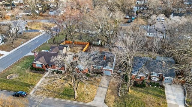 2405 W 75th Place, Prairie Village, KS 66208