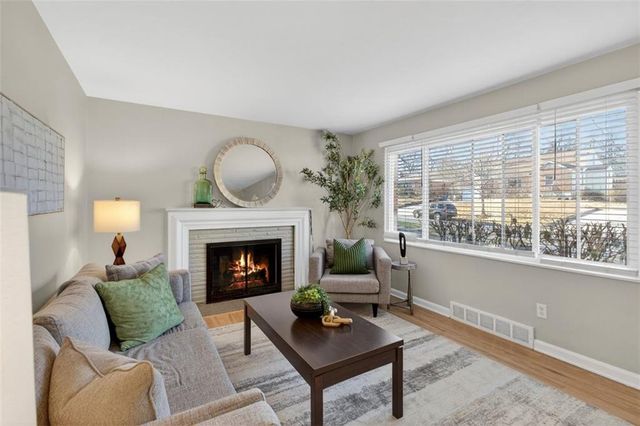 2405 W 75th Place, Prairie Village, KS 66208