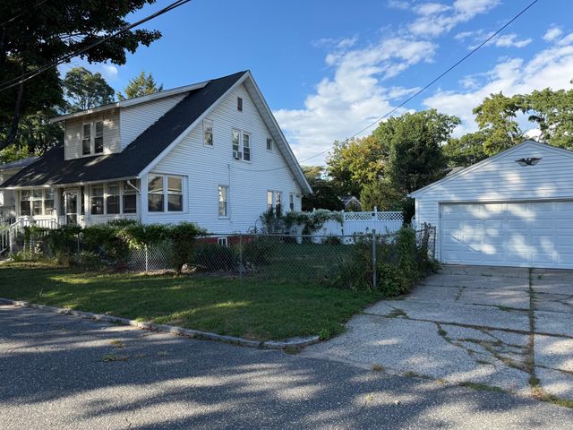 27 Border St, Springfield, MA 01104