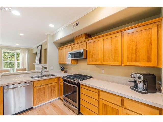 10124 Nw BRIGHTON Ln, Portland, OR 97229