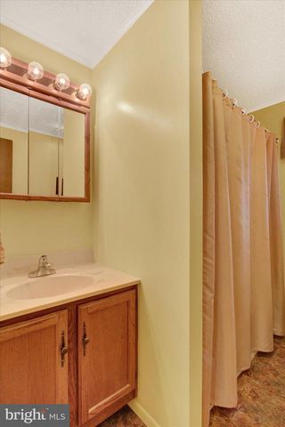 27 MCCANDLESS DR, East Berlin, PA 17316