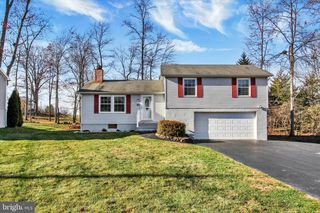 27 MCCANDLESS DR, East Berlin, PA 17316