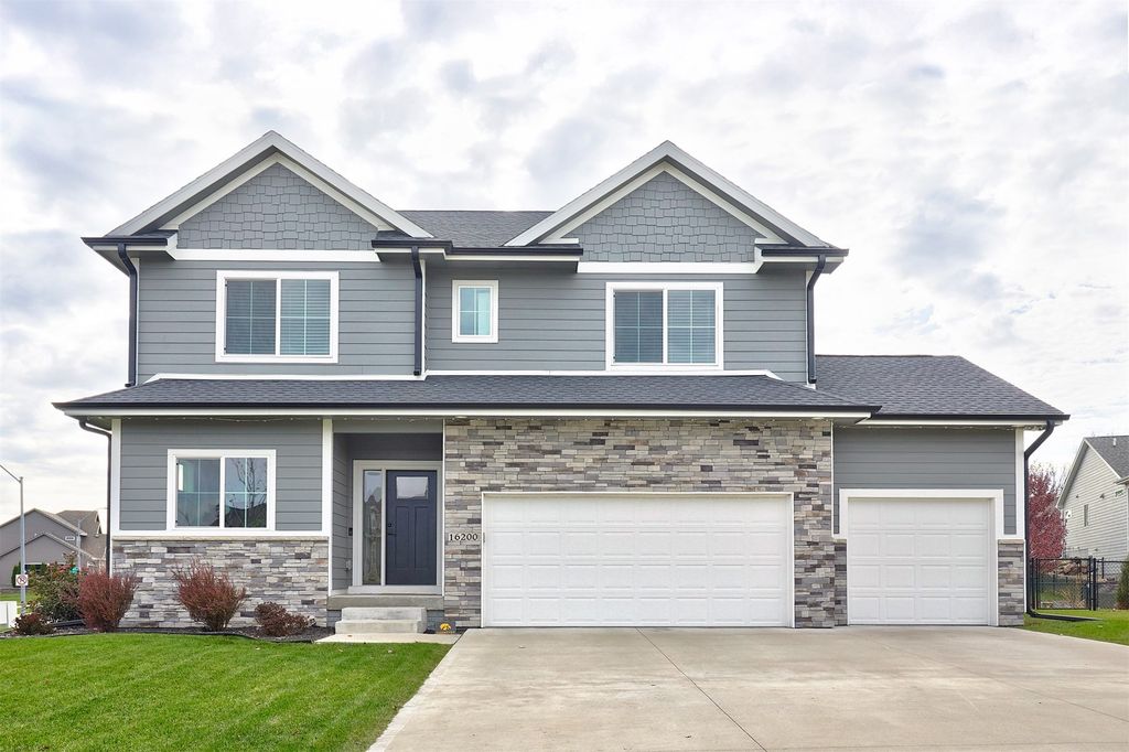 16200 Springbrook Trail, Urbandale, IA 50323