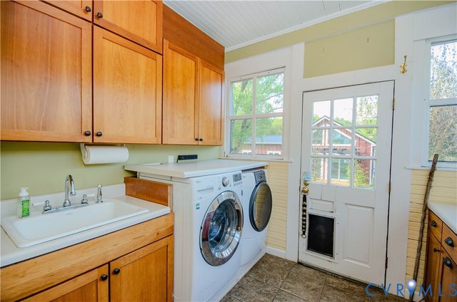 575 Perkins Rd, Kents Store, VA 23084