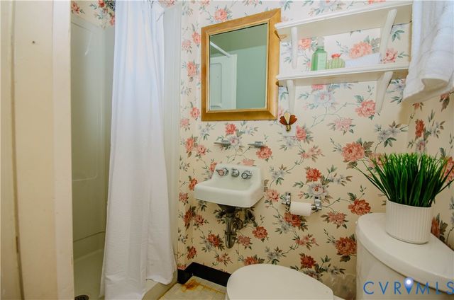 575 Perkins Rd, Kents Store, VA 23084