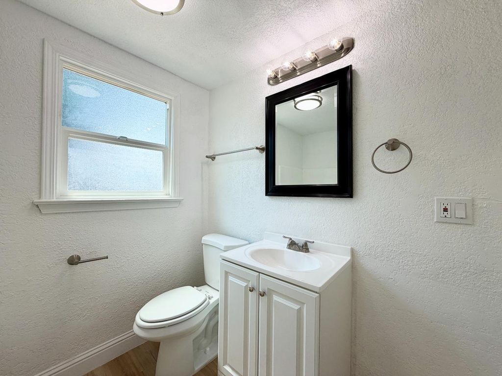 Image 12 of property listing at 1410 E Shields Avenue, Fresno, CA 93704