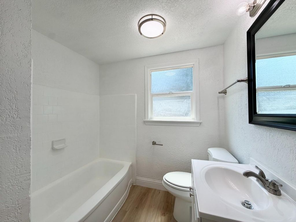 Image 13 of property listing at 1410 E Shields Avenue, Fresno, CA 93704