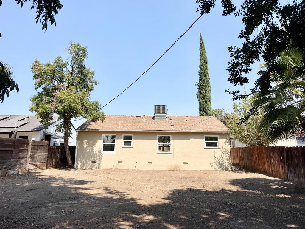 Image 14 of property listing at 1410 E Shields Avenue, Fresno, CA 93704