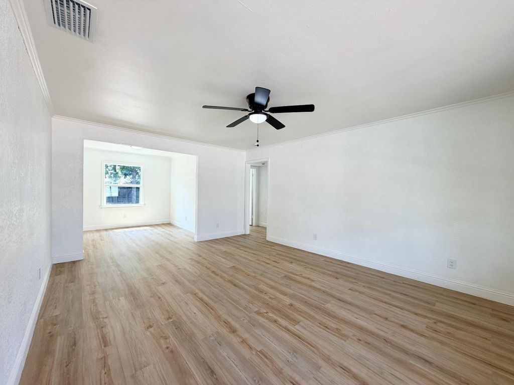 Image 3 of property listing at 1410 E Shields Avenue, Fresno, CA 93704