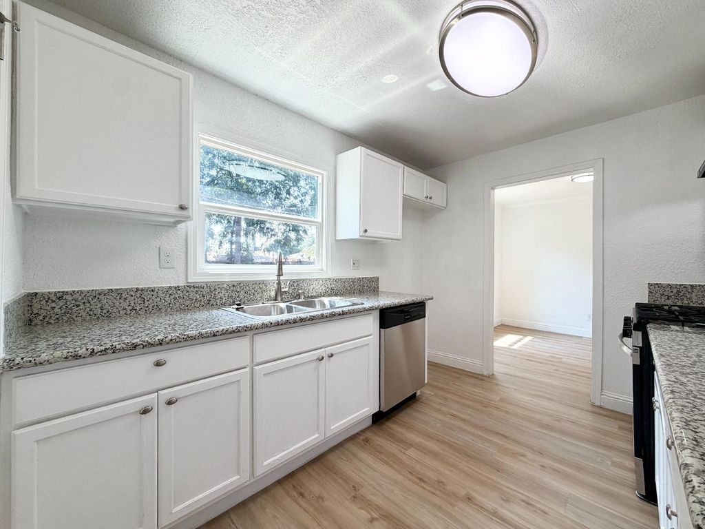 Image 6 of property listing at 1410 E Shields Avenue, Fresno, CA 93704