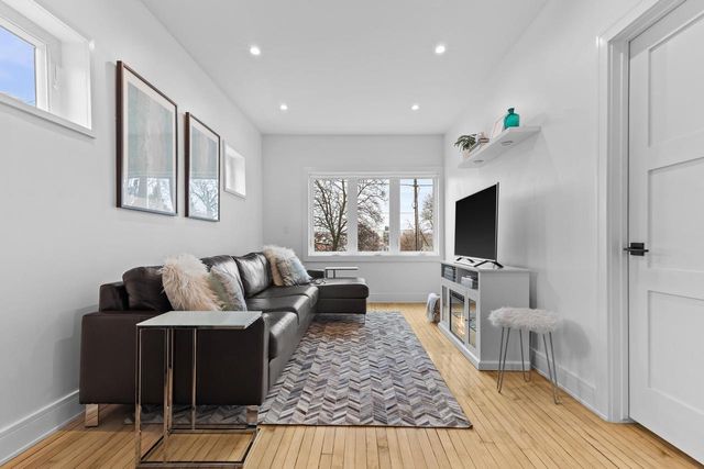 1850 N Arlington PLACE, Milwaukee, WI 53202