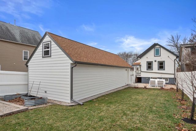 1850 N Arlington PLACE, Milwaukee, WI 53202