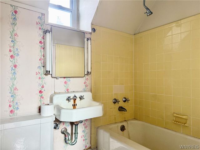 34 Saint James Place, Buffalo, NY 14222