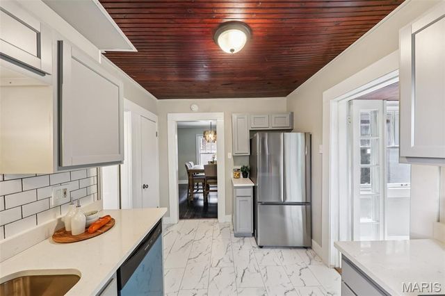 7426 Richmond Place, St Louis, MO 63143