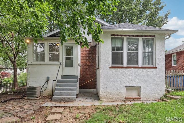7426 Richmond Place, St Louis, MO 63143