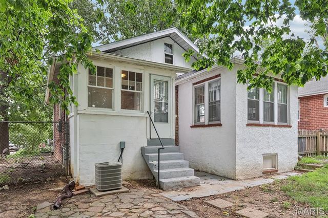 7426 Richmond Place, St Louis, MO 63143