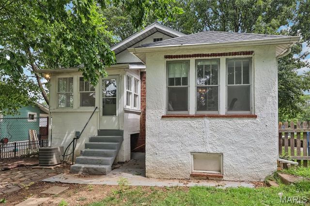 7426 Richmond Place, St Louis, MO 63143