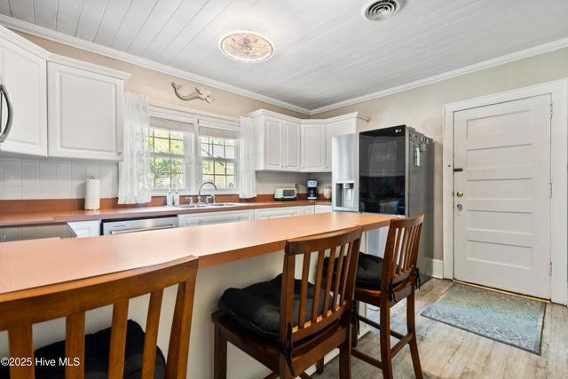 102 Lakeshore Drive, Lake Waccamaw, NC 28450