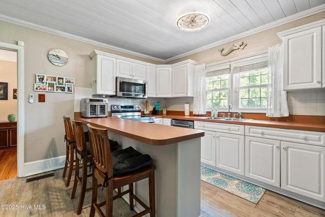 102 Lakeshore Drive, Lake Waccamaw, NC 28450