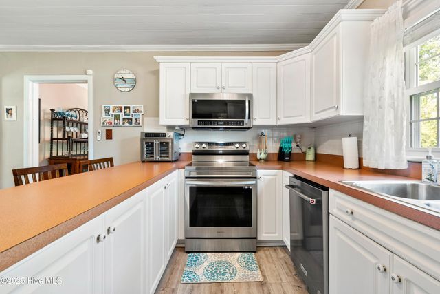 102 Lakeshore Drive, Lake Waccamaw, NC 28450