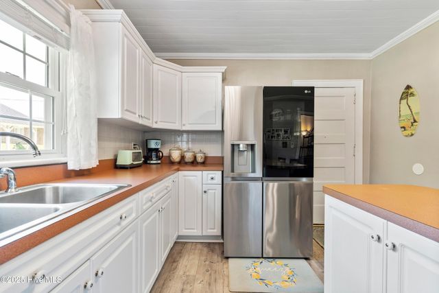 102 Lakeshore Drive, Lake Waccamaw, NC 28450