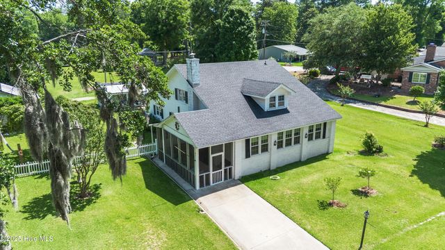 102 Lakeshore Drive, Lake Waccamaw, NC 28450