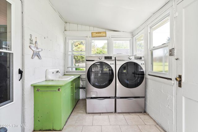 102 Lakeshore Drive, Lake Waccamaw, NC 28450